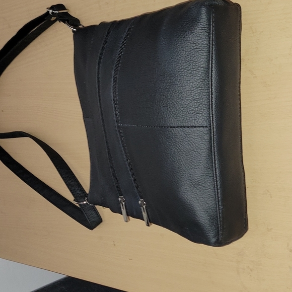 NEW, Black leather large crossbody purse. Lots of room. - Picture 4 of 10